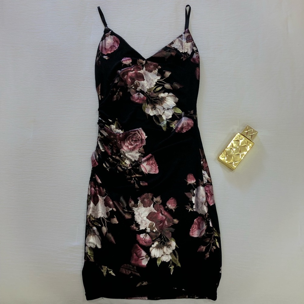 BEAUTIFUL FLORAL FORMAL AND FEMININE DRESS